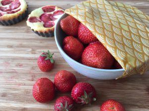 Sunrise Bienenwachstuch auf Schale mit Erdbeeren